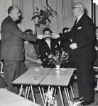 502461 Afbeelding van het afscheid van G.B. Hurenkamp (links) die ruim 33 jaar als onderwijzer verbonden was aan de ...